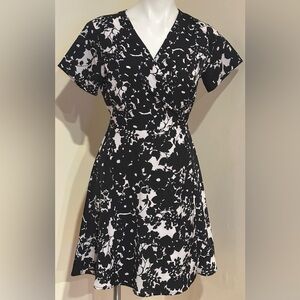 MOLLY BRACKEN Black & White Floral Print Wrap Short Sleeve V Neck Tie Dress Sz M
